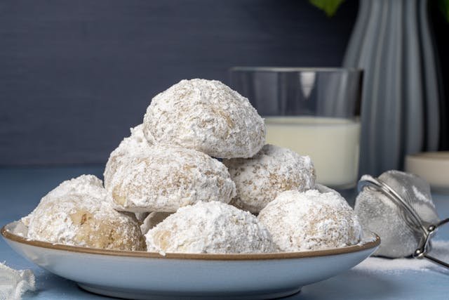 a Greek dessert, kourabiedes